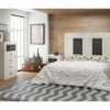 Dormitorio de matrimonio con cabecero alto original Dormitorio de matrimonio con cabecero alto original