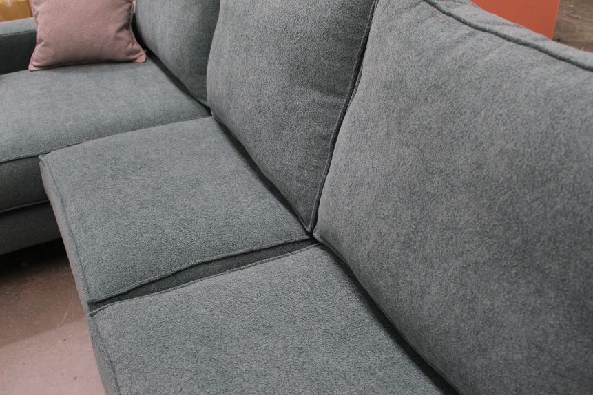 Sofá de 2 plazas con patas metálicas inox1