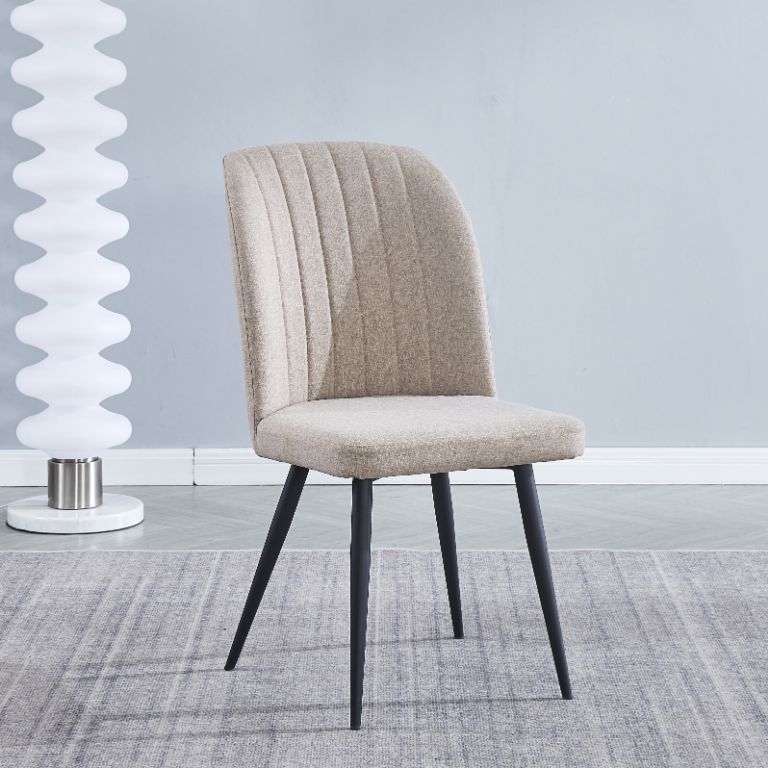 Silla de comedor tapizada con patas metálica negra 1 Silla de comedor tapizada con patas metálica negra 1