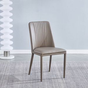 Silla de salón tapizada simil piel y patas pintadas