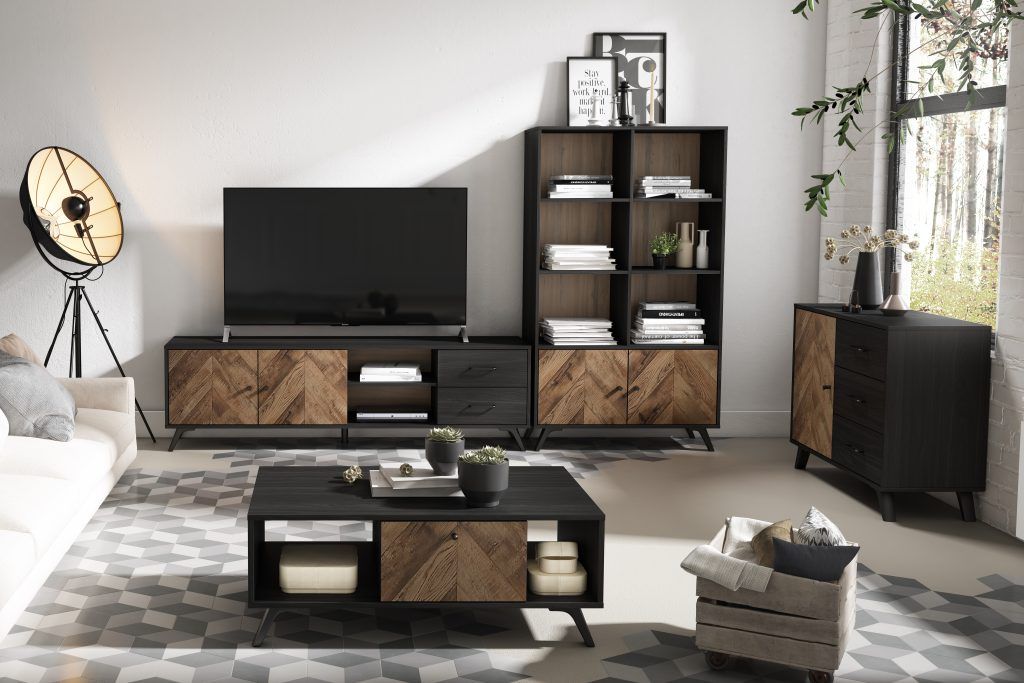 SAÓN NATURAL Y NEGRO Mobiliario de salón que combina los tonos naturales de la madera con el negro, que hace se resalte aún más el acabado natural.