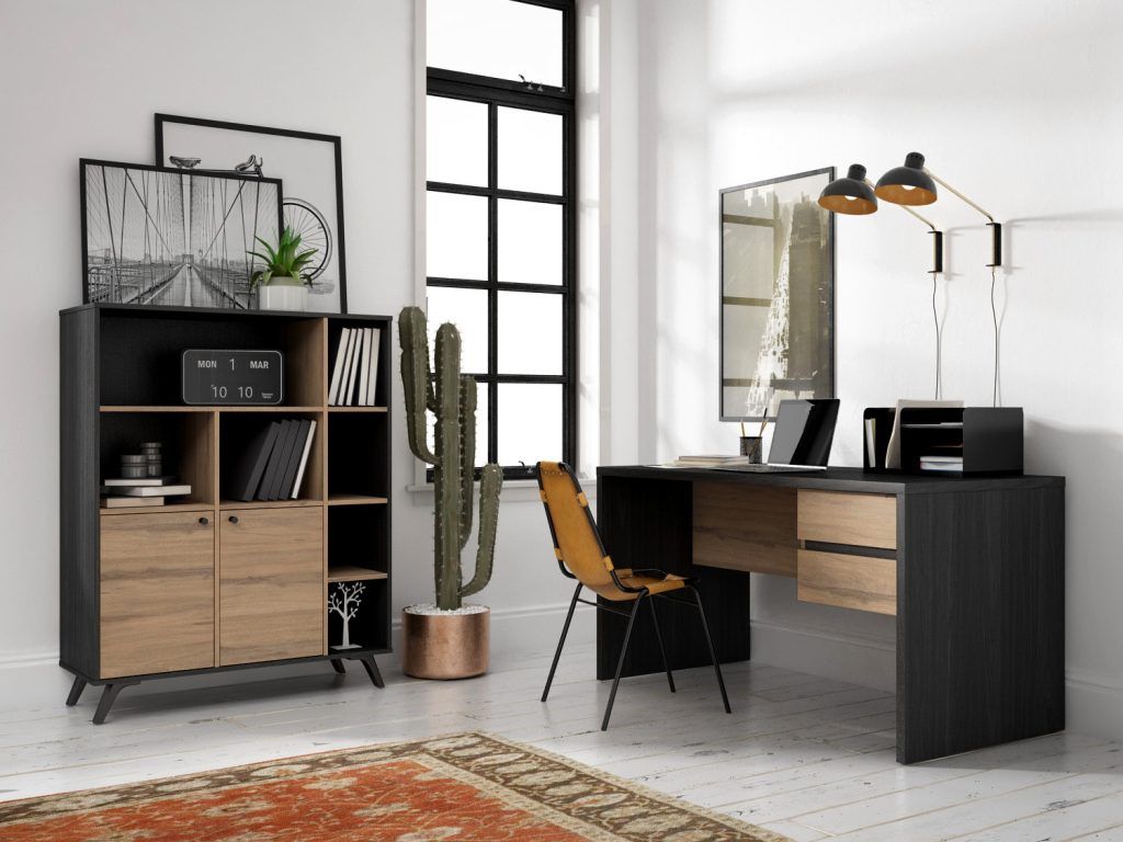 MOBILIARIO ZONA DE TRABAJO Mesa de estudio y estantería en acabado natural, combinado con negro, que se intergra perfectamente con el mobiliario del salón, formando parte del mismo.