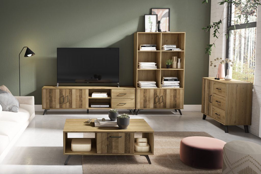 COMPOSICIÓN NATURAL Mobiliario de salón en tonos de madera natural, que están tan de tendencia.