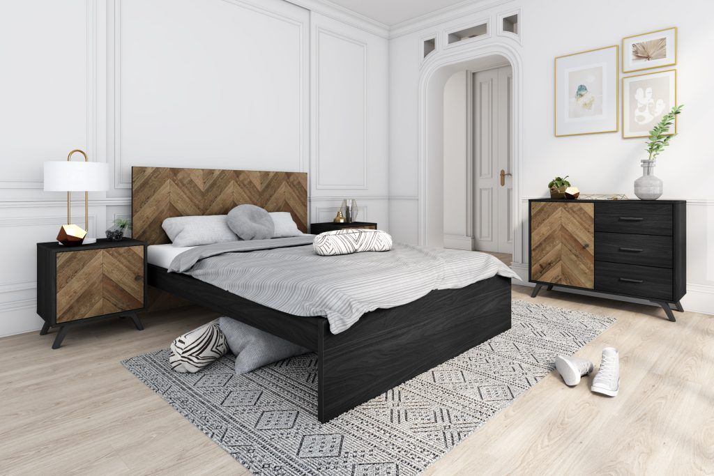 DORMITORIO NATURAL COMBINADO. Dormitorio de matrimonio, con cabezal y bañera, dos mesitas de noche y cómoda con cajones y puertas.