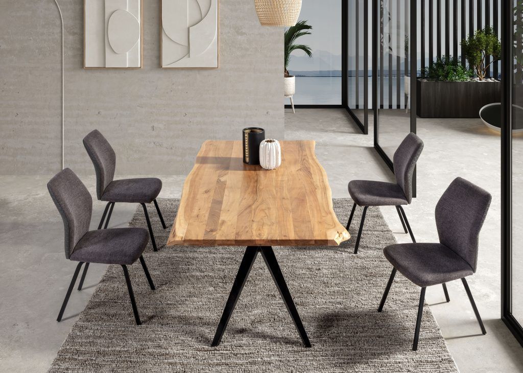 MESA ACACIA Mesas de comedor en madera de acacia, con patas metálicas.