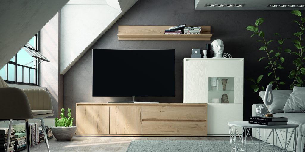 COMPOSICIÓN T.V. Mueble de T.V. en tonos claros que destaca sobre la pared que se ha pintado en un tono más oscuro, aportándole un toque de vitalidad.
