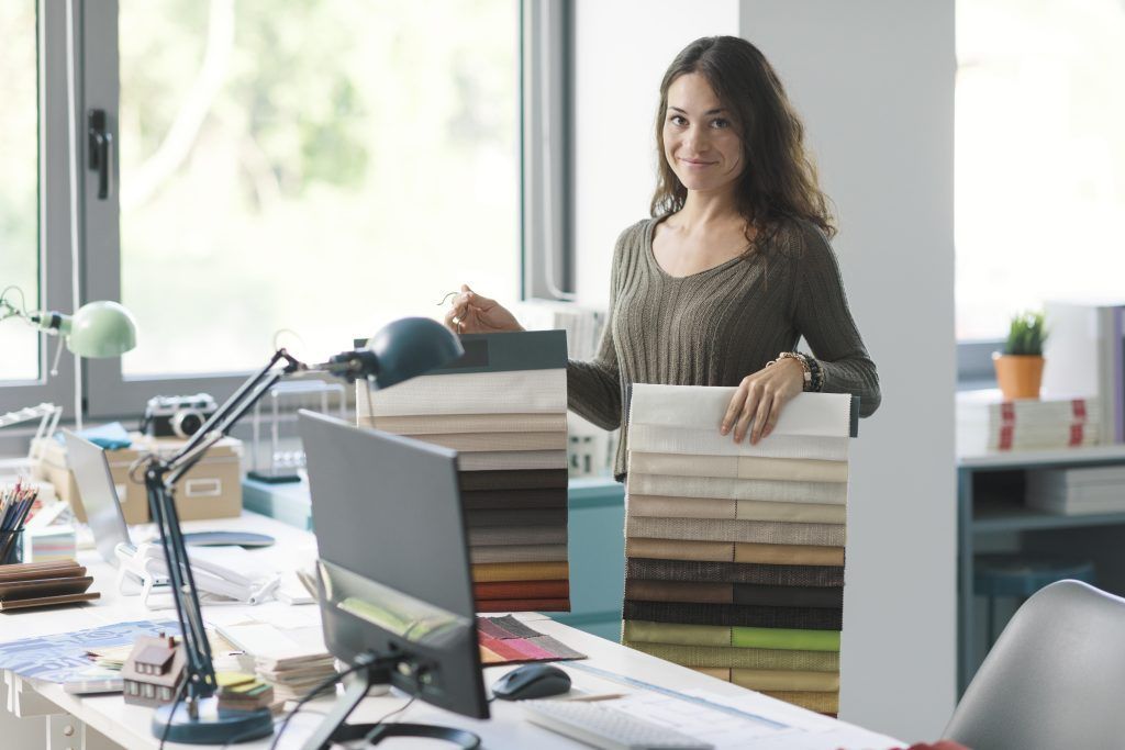 Descubre cómo adquirir muebles de alta calidad sin sacrificar tu presupuesto. ¡Embellece tu espacio! 16 Decoradora de Factory del mueble melero enseñando catálogo de telas