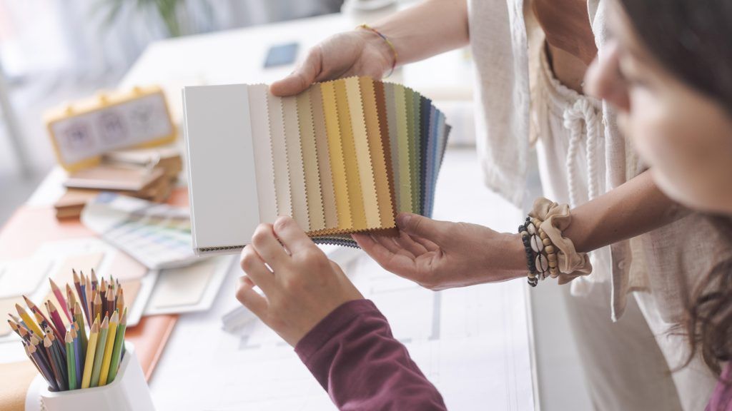Descubre cómo adquirir muebles de alta calidad sin sacrificar tu presupuesto. ¡Embellece tu espacio! 17 Decoradora de Factory del mueble melero con cliente escogiendo telas