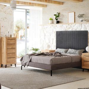 Dormitorio de matrimonio roble cabecero tapizado franjas