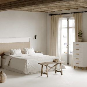 Dormitorio de matrimonio blanco cabecero tapizado en lino