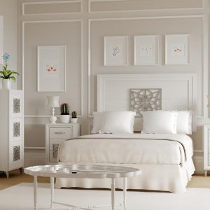 Dormitorio de matrimonio blanco con cabecero con mandala plata